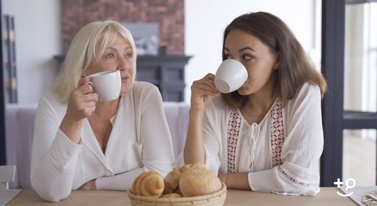Мама пьет дочку. Две женщины беседуют на кухне. Женщина пьет чай. Разговор за чашкой чая. Женщины пьют чай на кухне.